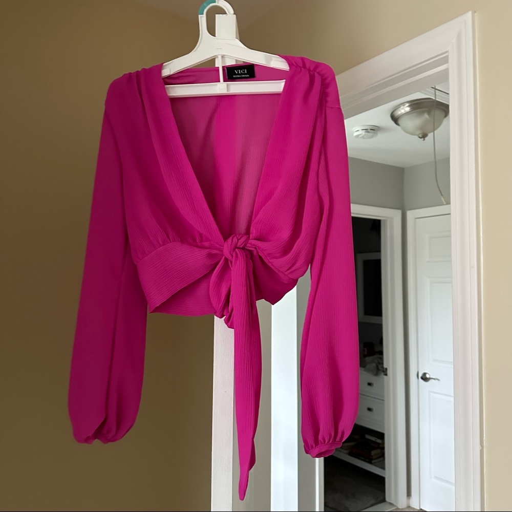 Vici tie front crop blouse, never worn. Xs
